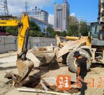 想看多个男操一个女人的逼逼去哪里看免费的高温下的坚守｜道路建设者用汗水铺就畅通路